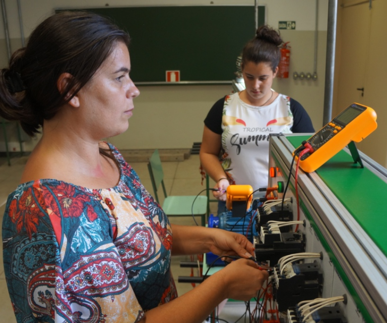 Alunas Heloísa e Anna Carolinna Alves, do técnico em Automação Industrial, em Laboratório de Instalações Elétricas do IF Sudeste MG em Santos Dumont. Foto do primeiro trimestre de 2020