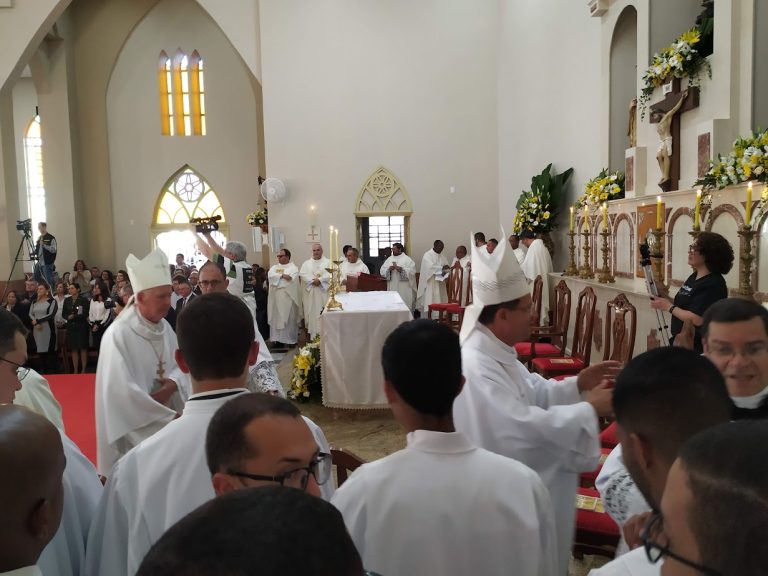 Dentro da igreja