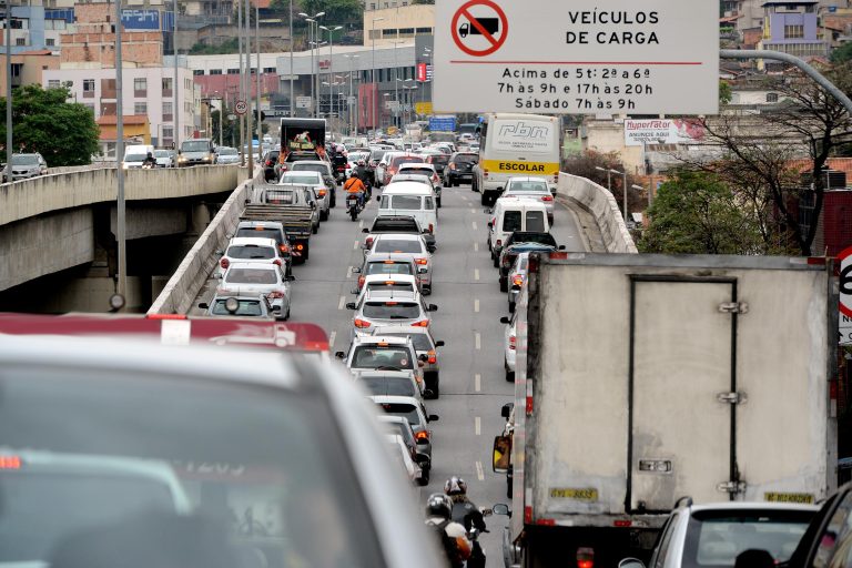 carro ipva estacionamento garagem vaga veículo transito semáforo engarrafamento automóvel caminhão moto placa - GIL LEONARDI (811)