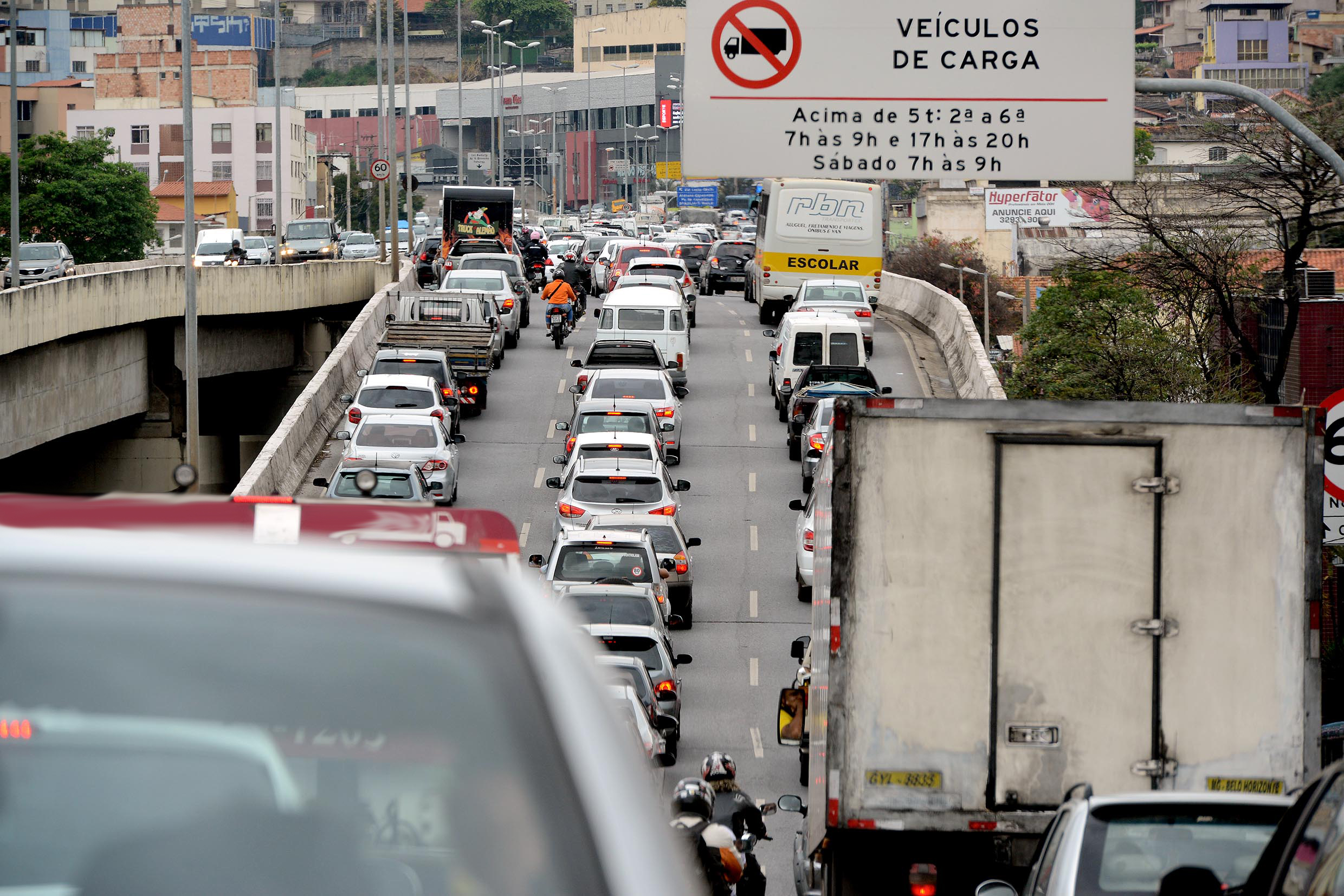 carro ipva estacionamento garagem vaga veículo transito semáforo engarrafamento automóvel caminhão moto placa - GIL LEONARDI (811)